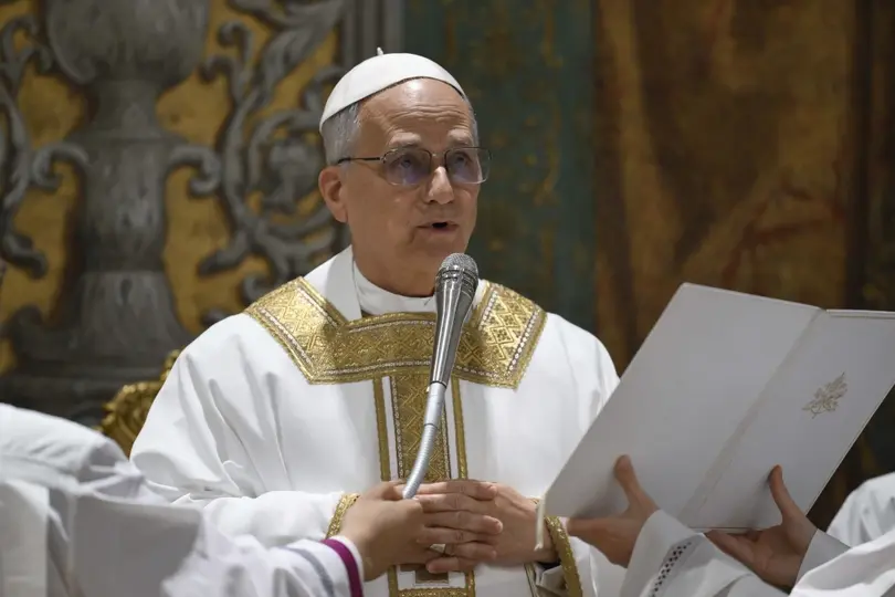 Durante un encuentro en el Vaticano, el pontífice llamó a “usar más el cerebro y no la IA”. / AP