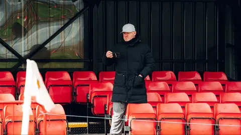 Wayne Rooney observa desde las gradas a su hijo Kai. l @UnitedAnalyst7
