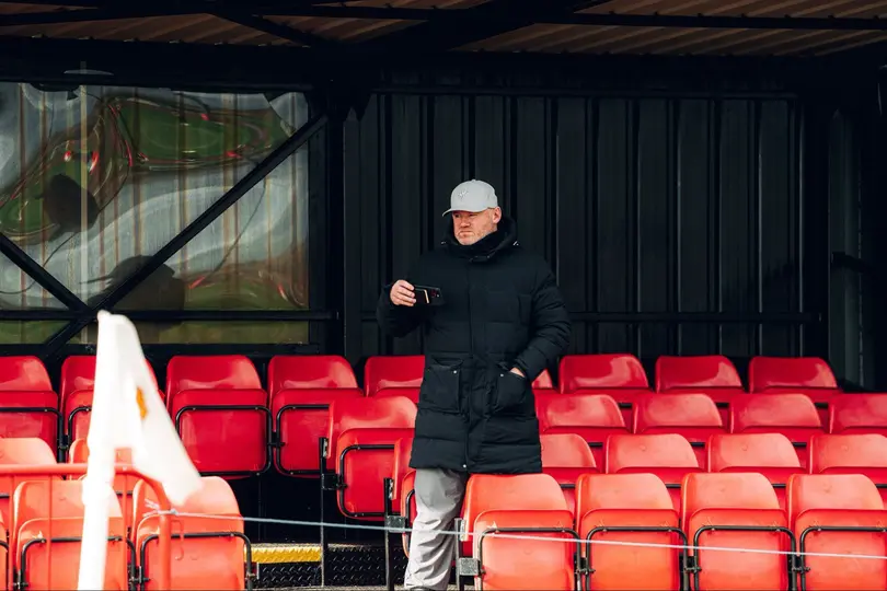 Wayne Rooney observa desde las gradas a su hijo Kai. l @UnitedAnalyst7