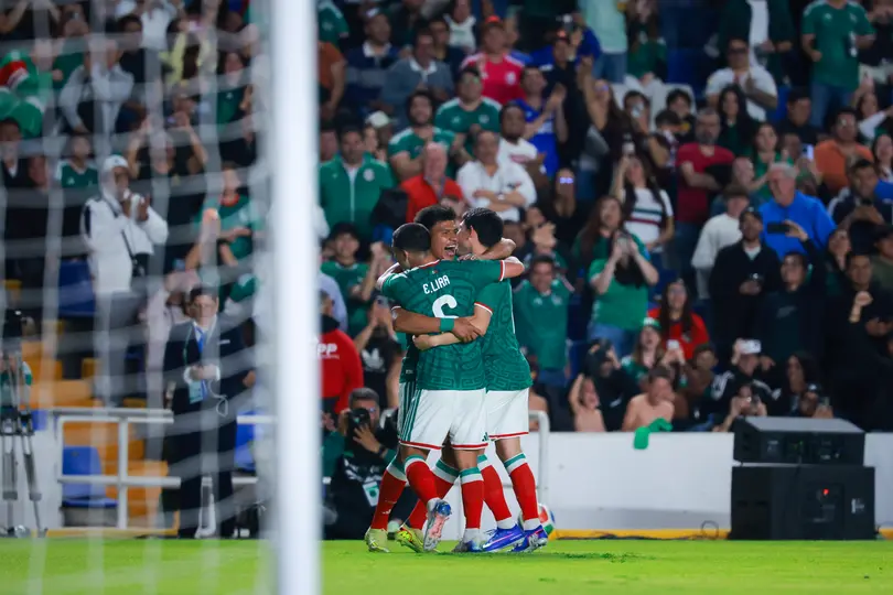 México vence 4-0 a Islandia | IMAGO7