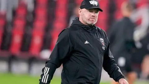 Wayne Rooney no soporta la tentación y regresa a la grada para ver a su hijo