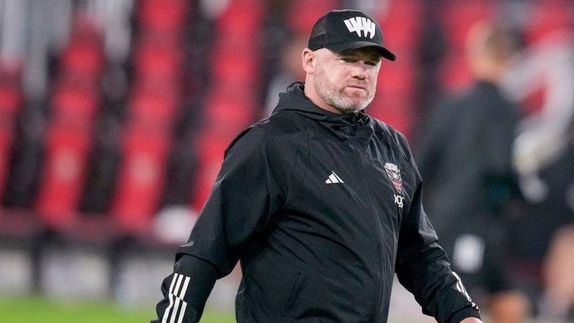 Wayne Rooney no soporta la tentación y regresa a la grada para ver a su hijo