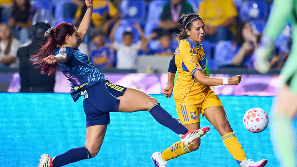 Jana Gutiérrez defendiendo un balón con América vs Tigres en la Liga MX Femenil I MEXSPORT