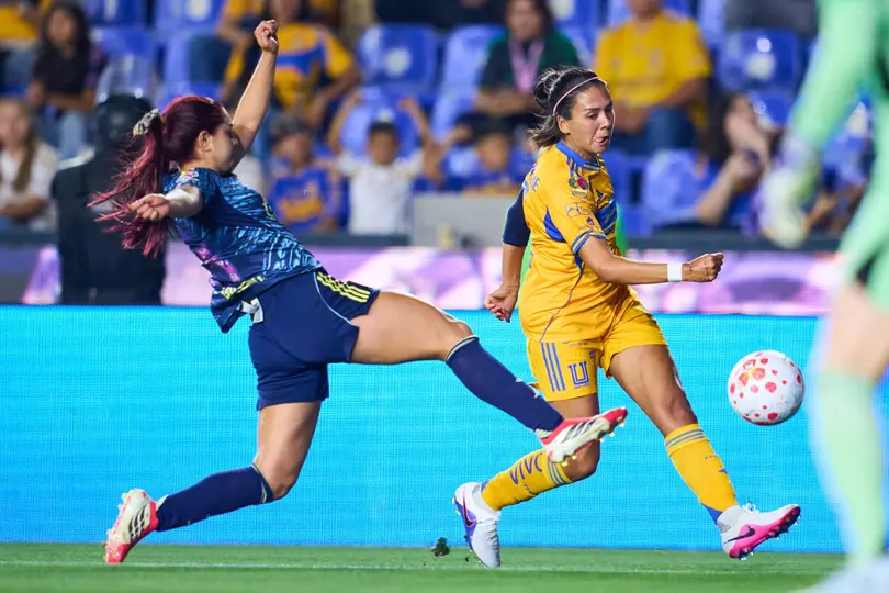 Jana Gutiérrez defendiendo un balón con América vs Tigres en la Liga MX Femenil I MEXSPORT