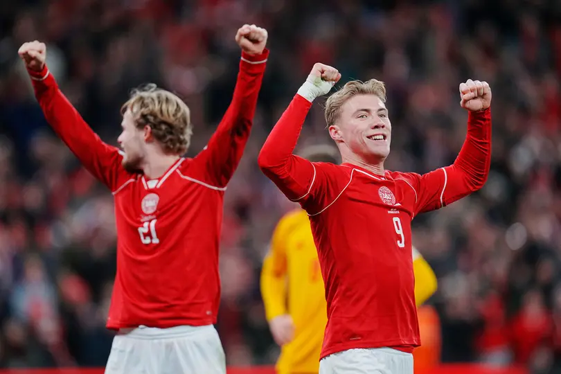 Dinamarca celebrando su pase en el Repechaje de UEFA | AP