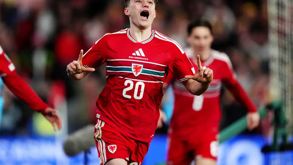 Daniel James en celebración en su gol en el partido de Gales contra Bosnia y Herzegovina | AP