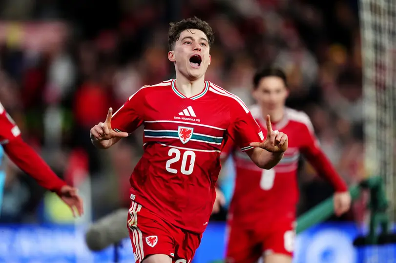Daniel James en celebración en su gol en el partido de Gales contra Bosnia y Herzegovina | AP