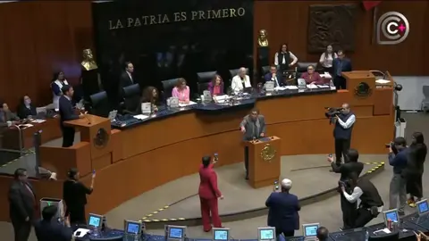 Lilly Téllez fue a encarar al senador morenista donde empezaron con dimes y diretes / Redes Sociales