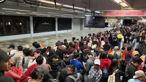 En la estación Universidad no hay presencia de trenes y la gente se acumula / Mariana Alcántara