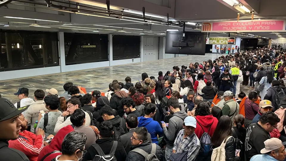 En la estación Universidad no hay presencia de trenes y la gente se acumula / Mariana Alcántara