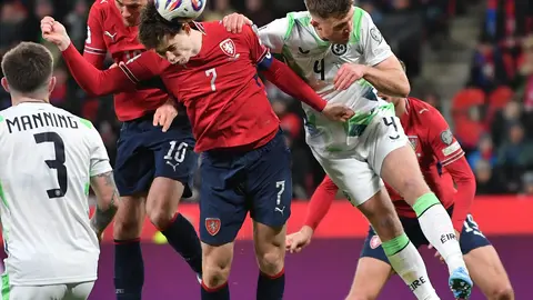 Ladislav Krejcí, de la República Checa, cabecea el balón durante un partido de semifinales de la repesca para el Mundial | AP