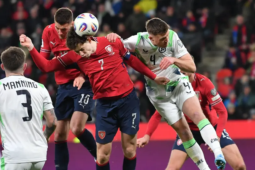 Ladislav Krejcí, de la República Checa, cabecea el balón durante un partido de semifinales de la repesca para el Mundial | AP