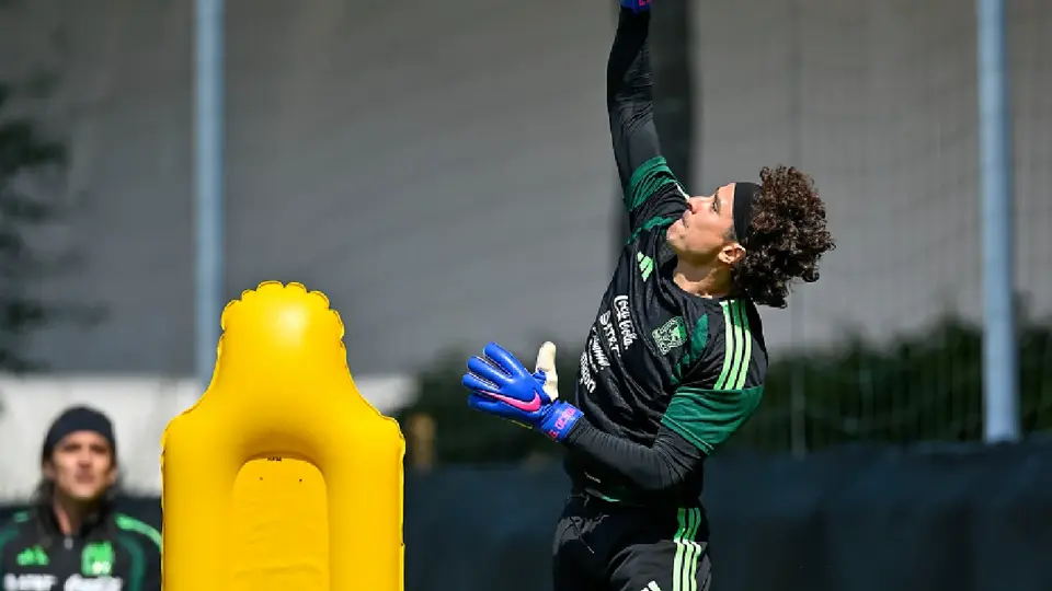 Guillermo Ochoa con la Selección Mexicana en entrenamiento | IMAGO7
