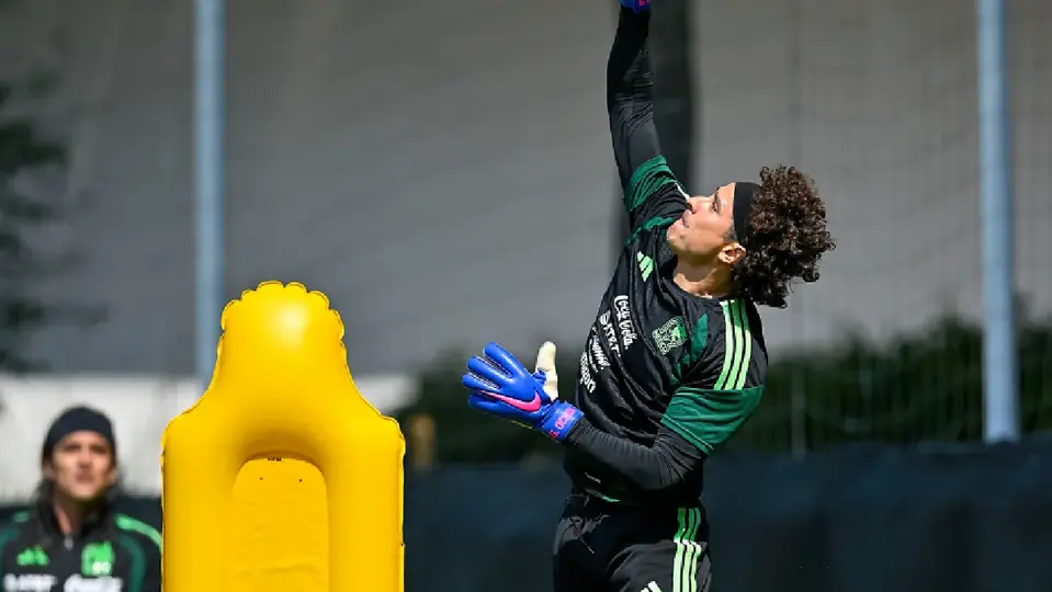 Guillermo Ochoa con la Selección Mexicana en entrenamiento | IMAGO7