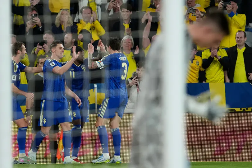 Viktor Gyokeres, de Suecia, celebra con sus compañeros tras marcar el tercer gol de su equipo ANTE Ucrania | AP