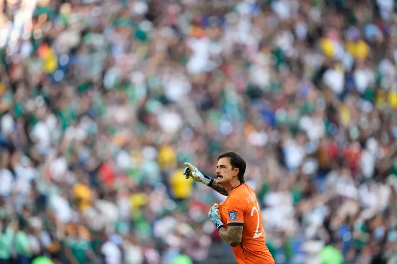 El portero de Bolivia, Guillermo Viscarra, celebra en el partido contra Surinam | AP