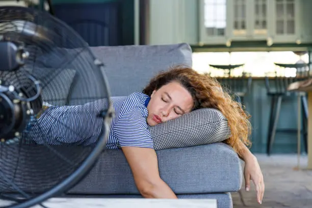 El calor extremo incrementa riesgos como golpes de calor y deshidratación, especialmente en grupos vulnerables. / iStock