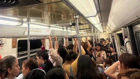 Hasta media hora la gente tuvo que estar esperando entre los túneles, lo que causaba desesperación / Gina Sánchez