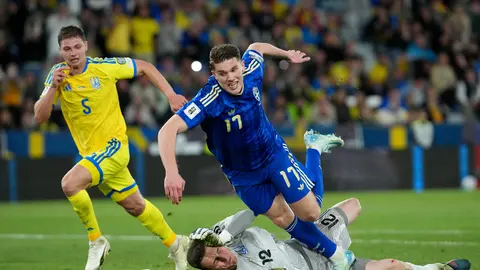 Viktor Gyokeres previo a marcar su tercer gol con Suecia ante Ucrania | AP