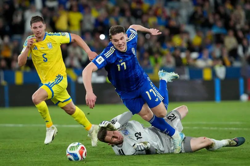 Viktor Gyokeres previo a marcar su tercer gol con Suecia ante Ucrania | AP