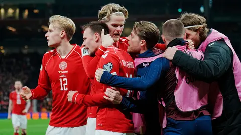 Daneses celebrando goleada ante los macedonios| AP