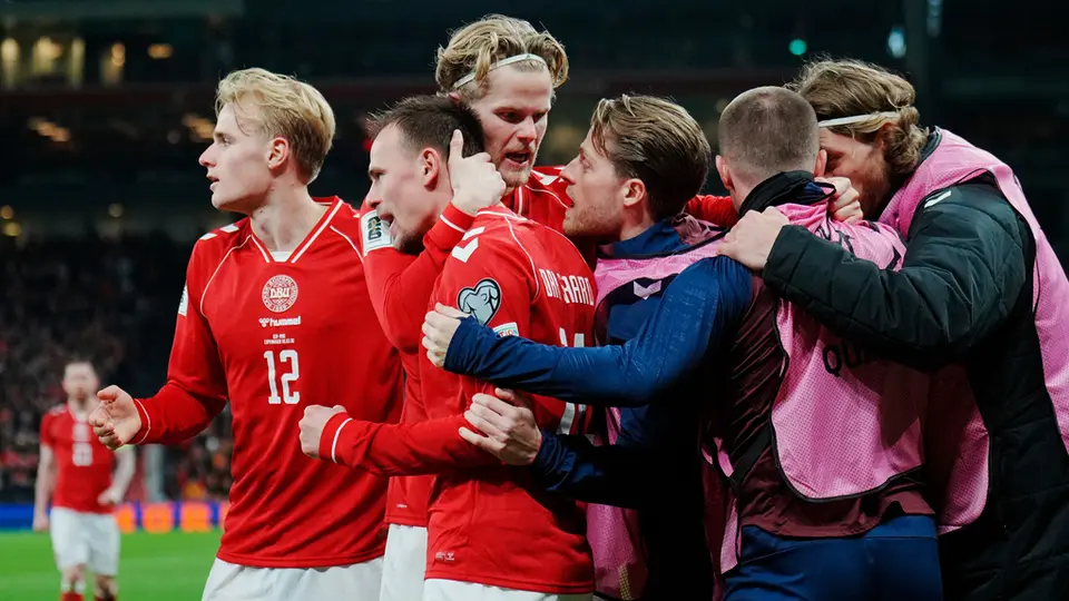 Daneses celebrando goleada ante los macedonios| AP