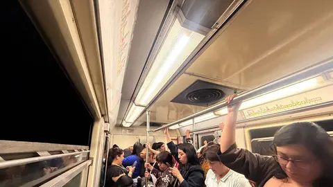 Las ventanas de los trenes se tuvieron que bajar ante la llegada de olor a humo / Gina Sánchez