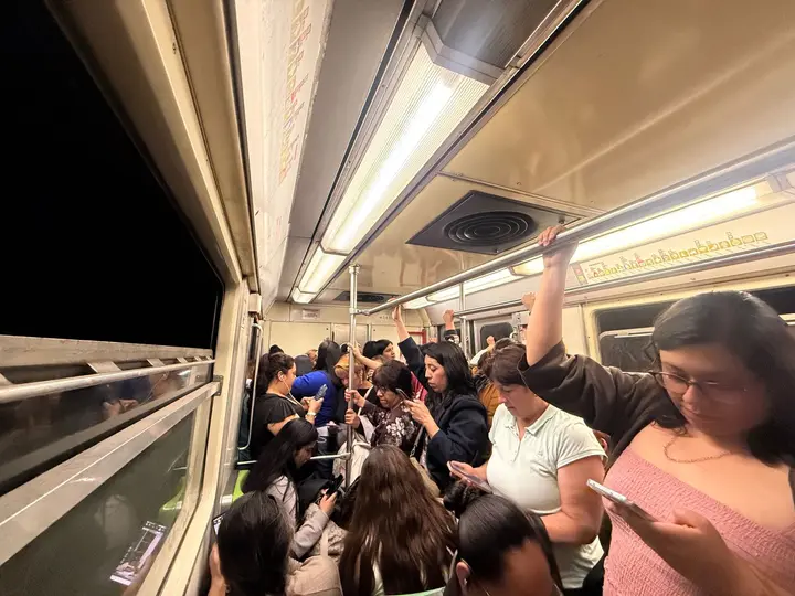 Las ventanas de los trenes se tuvieron que bajar ante la llegada de olor a humo / Gina Sánchez