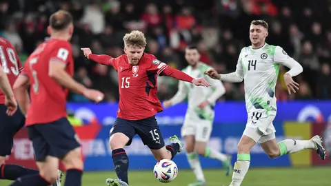 Pavel Sulc, de la República Checa, disparando durante el partido de la repesca para el Mundial | AP