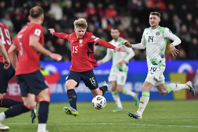 Pavel Sulc, de la República Checa, disparando durante el partido de la repesca para el Mundial | AP