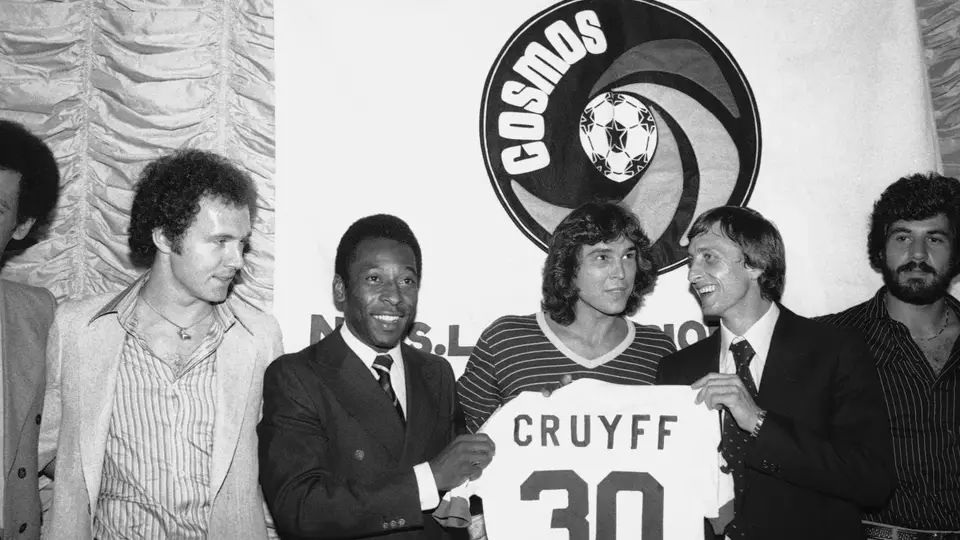Pelé y Johan Cruyff en la llegada del neerlandés al Cosmos | AP