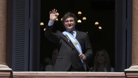 El gobierno de Javier Milei argumentó que la decisión responde a compromisos internacionales contra el terrorismo. / AP