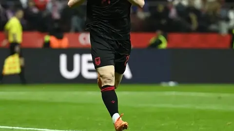 Arber Hoxha celebrando su gol ante Polonia l Foto de @FSHForg