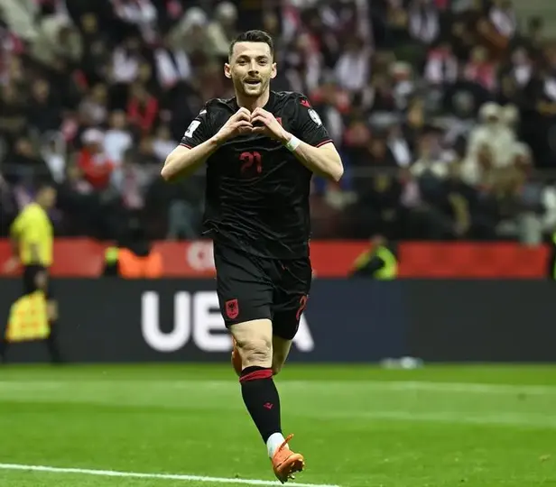 Arber Hoxha celebrando su gol ante Polonia l Foto de @FSHForg