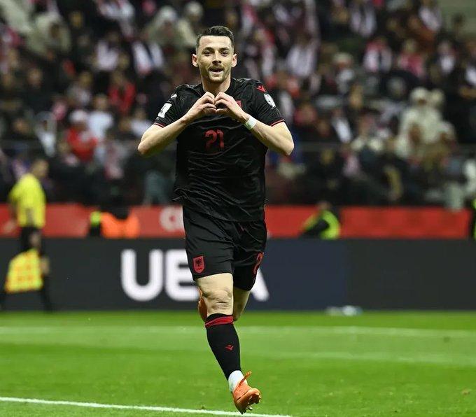 Arber Hoxha celebrando su gol ante Polonia l Foto de @FSHForg