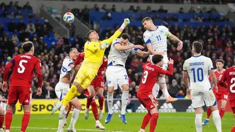 Edin Dzeko remata ante Karl Darlow en el partido de Gales contra Bosnia y Herzegovina en el Repechaje UEFA | AP