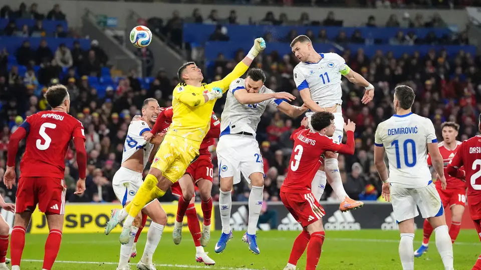 Edin Dzeko remata ante Karl Darlow en el partido de Gales contra Bosnia y Herzegovina en el Repechaje UEFA | AP