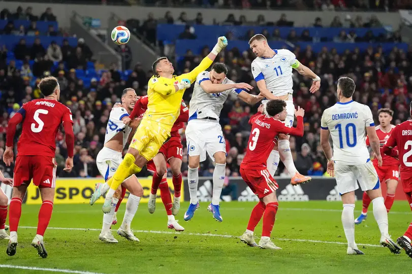 Edin Dzeko remata ante Karl Darlow en el partido de Gales contra Bosnia y Herzegovina en el Repechaje UEFA | AP