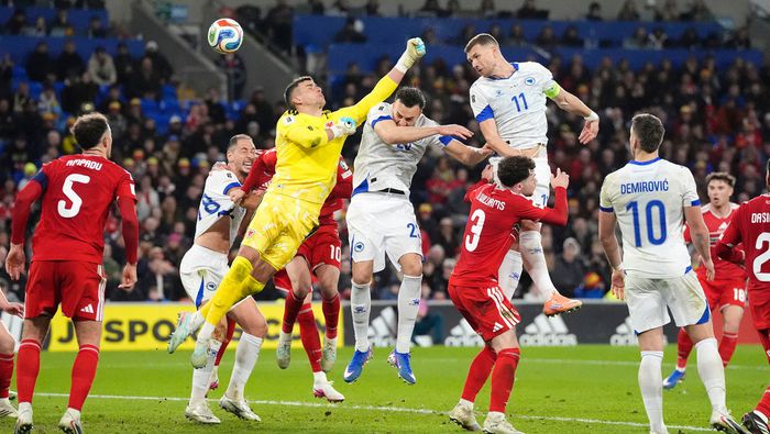 Edin Dzeko remata ante Karl Darlow en el partido de Gales contra Bosnia y Herzegovina en el Repechaje UEFA | AP