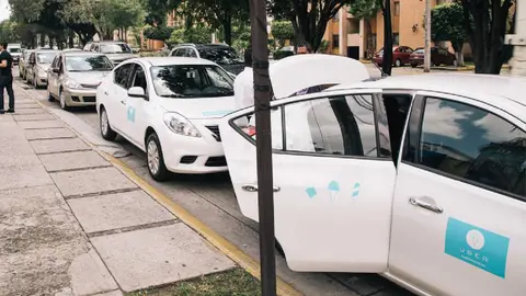 La alianza contempla el manejo de 45 mil taxis concesionados a la aplicación digital / Redes Sociales