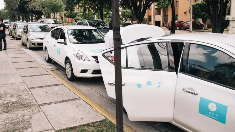 La alianza contempla el manejo de 45 mil taxis concesionados a la aplicación digital / Redes Sociales