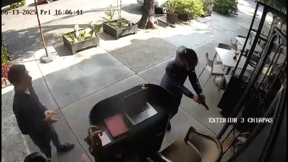 Un sujeto con casco llegó a disparar contra un abogado en el restaurante Pargot, en la colonia Roma / Especial
