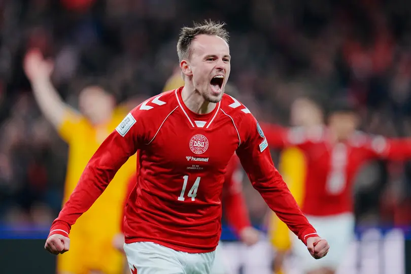 Mikkel Damsgaard de Dinamarca marcando ante Macedonia del Norte en el Repechaje de UEFA | AP
