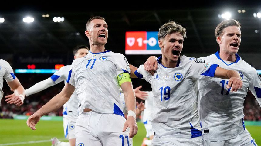 Jugadores de Bosnia y Herzegovina en celebración ante Gales en el Repechaje de la UEFA | AP