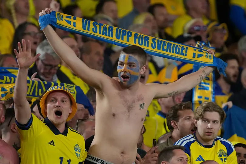 Afición de Suecia celebra su pase a la final del Repechaje de UEFA | AP