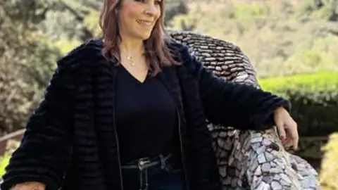 La conductora tuvo que realizar trámites ante autoridades locales tras el robo. / @anamaalvarado