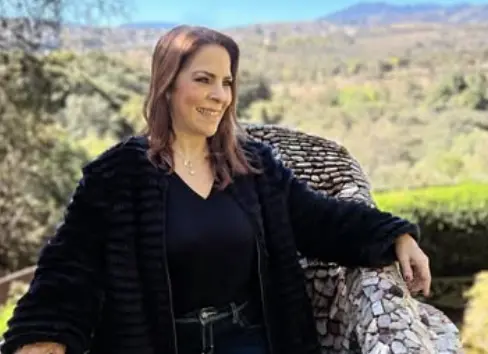 La conductora tuvo que realizar trámites ante autoridades locales tras el robo. / @anamaalvarado