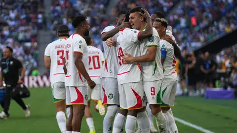 Jugadores de Surinam celebran ante Bolivia en el Repechaje Internacional rumbo al Mundial 2026 | AP