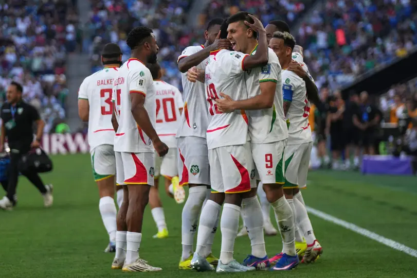 Jugadores de Surinam celebran ante Bolivia en el Repechaje Internacional rumbo al Mundial 2026 | AP