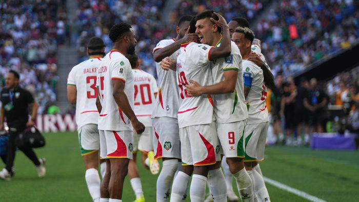 Jugadores de Surinam celebran ante Bolivia en el Repechaje Internacional rumbo al Mundial 2026 | AP